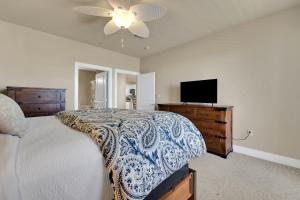 a bedroom with a bed and a flat screen tv at Mannanan Mac Lir in Galveston +41 photos