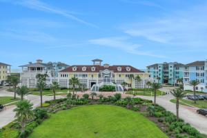 an aerial view of a resort with a park at Mannanan Mac Lir in Galveston