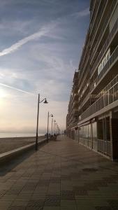 una luz de la calle en una acera junto a la playa en Apartamento Espert, en El Perelló