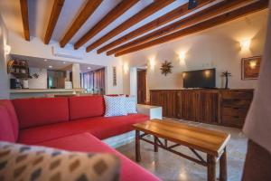 ein Wohnzimmer mit einem roten Sofa und einem Tisch in der Unterkunft Escondite condominios in Zihuatanejo