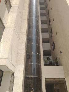 eine Wendeltreppe an der Seite eines Gebäudes in der Unterkunft Apartamento Rodadero Con Piscinas y Cancha de Tennis in Rodadero