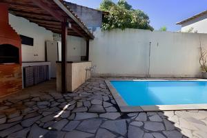 ein Swimmingpool im Hinterhof eines Hauses in der Unterkunft Linda casa em Porto da Aldeia (Cabo Frio) - RJ in São Pedro da Aldeia