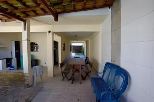ein Esszimmer und ein Wohnzimmer mit Tisch und Stühlen in der Unterkunft Linda casa em Porto da Aldeia (Cabo Frio) - RJ in São Pedro da Aldeia