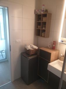 baño con 2 cubos de basura y lavamanos en 2x2x2 apartment - nový 2 izbový apartmán, 2-minúty od letiska, 2- garáže, en M R Stefanik