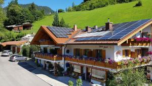 拉姆绍阿莫特宾馆的屋顶装有太阳能电池板的房子