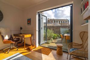 Posezení v ubytování Stylish Home with 4 bedrooms, Logburner, Garden, nr Beach, Deal Castle