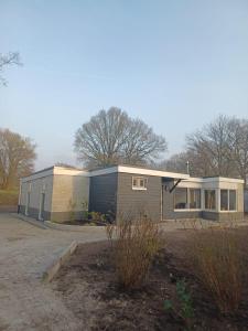 una piccola casa con garage di Bungalow net buiten Zuidwolde a Zuidwolde