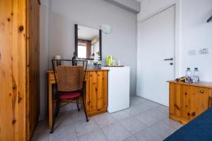 Una cocina con una mesa y una silla en una habitación. en Seaview Escape Summer Nights Guesthouse, en Marsaskala