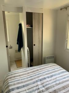 Veuzain-sur-LoireにあるMobil home près de l étangのギャラリーの写真