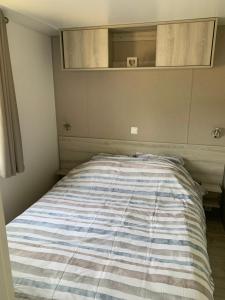 Veuzain-sur-LoireにあるMobil home près de l étangのギャラリーの写真