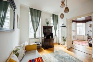 a living room with a couch and some windows at El Gao No13 in Vienna