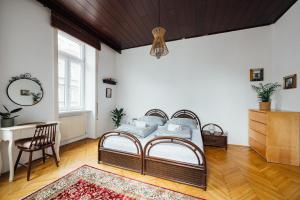 a bedroom with a bed and a desk in a room at El Gao No13 in Vienna