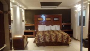 a bedroom with a bed in a hotel room at Hotel Tapatio in Tijuana