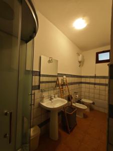 Koupelna v ubytování B&B Domu Delunas