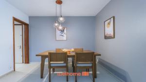 une salle à manger avec une table et des chaises dans l'établissement Apartamento na Barra da Tijuca a 5 min da praia, à Rio de Janeiro 43 autres photos