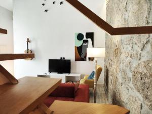 un salon avec un canapé rouge et une télévision dans l'établissement Villa Santa Bárbara, à Vila Nova de Gaia