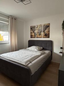 Postel nebo postele na pokoji v ubytování Aarberg Lounge