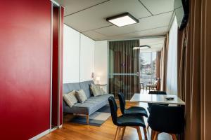 ein Wohnzimmer mit Couch und Tisch in der Unterkunft Centrum Kilińskiego in Białystok