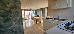 Η κουζίνα ή μικρή κουζίνα στο Stroop's Bliss & Comfort