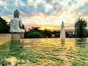 a statue sitting on top of a body of water at Rincón de Paz Apart & Loft Suite Boutique - Adults Only in Villa Carlos Paz