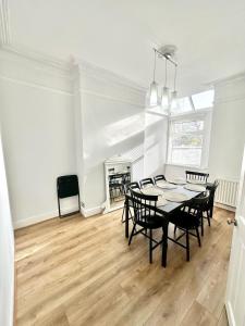 a dining room with a table and chairs at Luxury 5 bed Salford home free parking in Manchester
