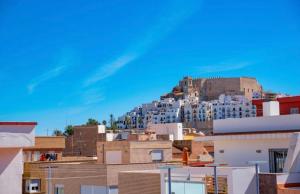 a view of the acropolis from the roofs of buildings at Apartamento CA VALEN 6 in Peniscola