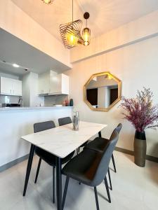 Kuchyň nebo kuchyňský kout v ubytování City Lights Apartment in BGC