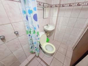 un bagno con un water e un lavandino di Hospedaje Leo a Lima