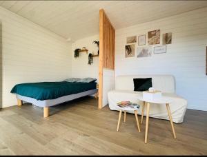 Postel nebo postele na pokoji v ubytování Le Refuge de Guilmä