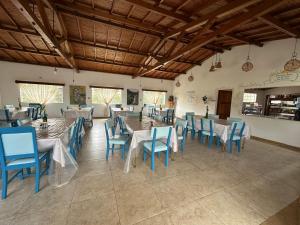 una sala da pranzo con tavoli e sedie blu di Casa Lisieux- Jericó a Jericó