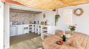 プエルト・デ・モガンにあるCasa Perla - Old Town Lux, BBQ & Terrace & Sea Viewsのテーブルと椅子のあるキッチンとダイニングルーム