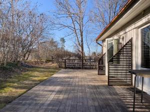 una pasarela junto a una casa con una valla en Märsta Apartment Hotel, en Märsta