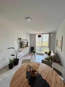 un soggiorno con un tavolo e un divano di Nómada a Villa María