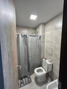 un bagno con wc, doccia e lavandino di Nómada a Villa María Altre 6 foto