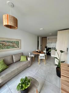 un soggiorno con un divano e un tavolo di Nómada a Villa María