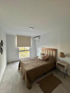 una camera da letto con un letto grande e una finestra di Nómada a Villa María