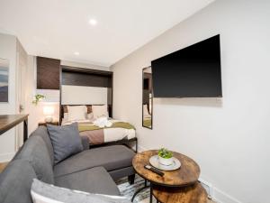 Un pat sau paturi într-o cameră la Cozy Studio Apt - Corktown Hamilton - Near DT +8 fotografii