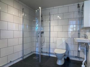 un baño con inodoro y lavabo en Märsta Apartment Hotel, en Märsta 41 fotos más