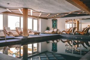 A seating area at Dolomitenhotel Weisslahnbad