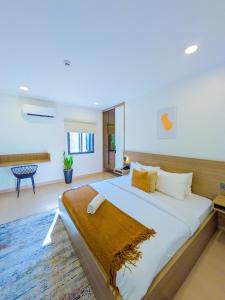 Postel nebo postele na pokoji v ubytování Yellow Door Hotels