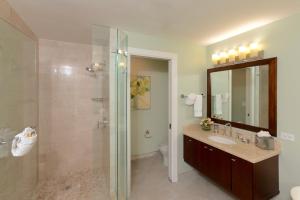 ein Badezimmer mit Dusche, Waschbecken und Toilette in der Unterkunft South Bay Beach Club #11 - 4 Bedroom 4 Bathroom Unit in Dog City + 12 Fotos