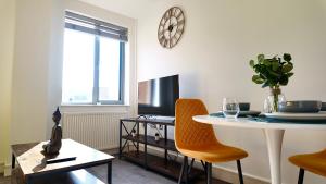 ピーターバラにあるCity Center 1 Bed Flatのテーブルとテレビのあるリビングルーム