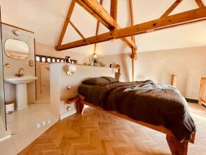 Postel nebo postele na pokoji v ubytování Évasion nature et bien-être - SPA - Petit Déjeuner