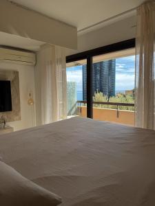 Una cama o camas en una habitación de Studio de LUXE Portes de Monaco - Vue MER - Piscine - Wifi