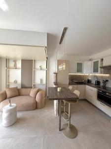 Una cocina o kitchenette en Studio de LUXE Portes de Monaco - Vue MER - Piscine - Wifi