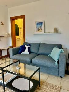 ブロンヴィル・シュル・メールにあるHavre de paixの青いソファとガラスのテーブルのあるリビングルーム