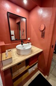 ブロンヴィル・シュル・メールにあるHavre de paixの洗面台と鏡のあるバスルーム +11枚の写真