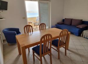 een eetkamer met een houten tafel en stoelen bij Andreja in Kustići +11 foto's