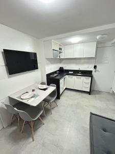 a kitchen with a table and chairs in a room at Melhores Flats - Excepcional, pertinho do mar in João Pessoa +26 photos