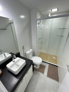 a bathroom with a toilet and a sink and a shower at Melhores Flats - Excepcional, pertinho do mar in João Pessoa